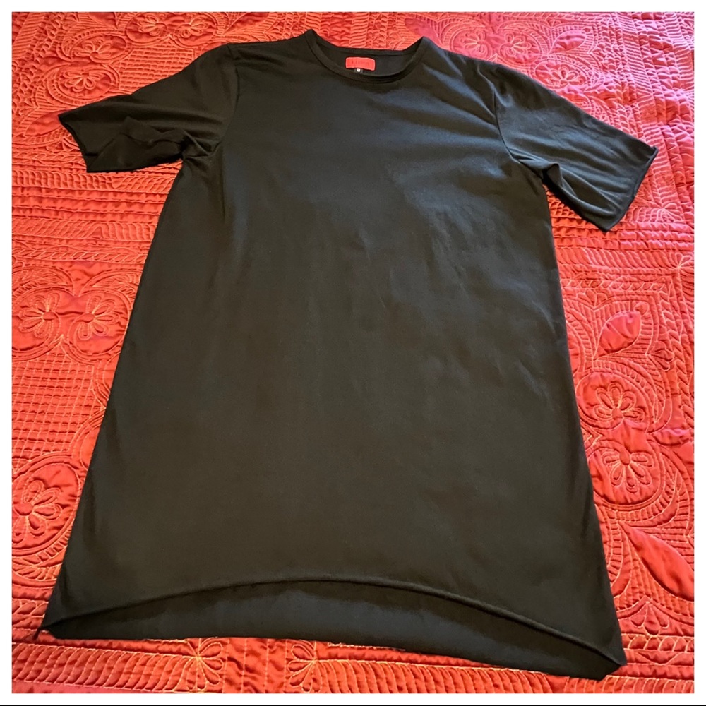 A/ Men’s Killion short sleeve plain black T-shirt. Size Medium.